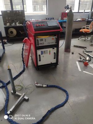 1000W 1500W 2000W 3000W Przenośny ręczny spawar laserowy z włóknem laserowym z chłodzeniem wodnym RAYCUS