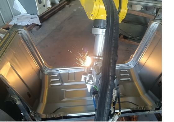 CNC Tak 3D laserowa maszyna do spawania robotów dla inteligentnej złożonej maszyny do cięcia metalu